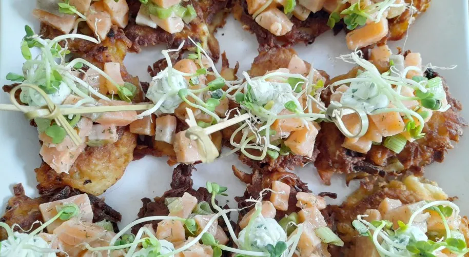 Brueckner Event Catering — Geröstetes Odenwälder Kartoffelstroh mit Bio Lachs Tatar
